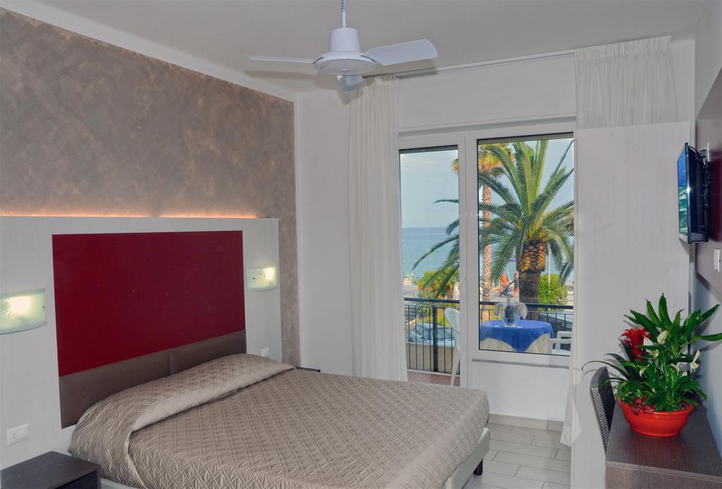 Hotel Lido Mazzini Loano Habitación foto